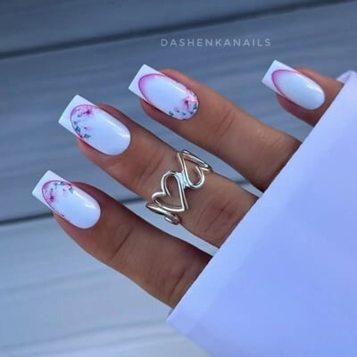 nail art bianca estiva floreale